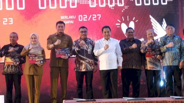 Bupati Gowa Adnan Purichta Ichsan (ketiga kiri) saat menerima penghargaan Juara 1 Tim Percepatan dan Perluasan Digitalisasi Daerah (TP2DD) Akselerasi Kategori Pajak dari Bank Indonesia Perwakilan Sulawesi Selatan, di Hotel Claro Makassar, Selasa, (05/12/2023). (Dok. Humas Gowa)