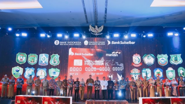 Puluhan kepala daerah di Sulsel saat melakukan Pengesahan Perkada KKPD, pada Launching KKPD, High Level Meeting (HLM) Tim Percepatan dan Perluasan Digitalisasi Daerah (TP2DD), dan Apresiasi Ekonomi & Keuangan Digital Sulawesi Selatan, di Hotel Claro Makassar, Selasa, (05/12/2023). (Dok. Humas BI Sulsel)