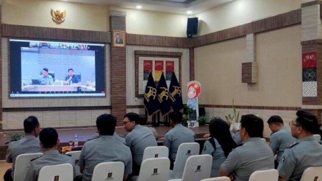 Jajaran Kanwil Kemenkumham Sulsel mengikuti Rapat Persiapan Pelaksanaan SKB CPNS Tahun 2023 secara daring, di Ruang Aula Bhinneka Tunggal Ika, Kanwil Kemenkumham Sulsel, kemarin. (Dok. Humas Kanwil Kemenkumham Sulsel)