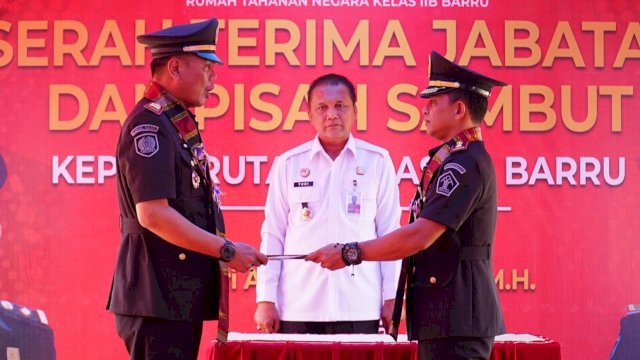 Kepala Divisi Pemasyarakatan, Yudi Suseno saat menghadiri serah terima jabatan Rutan Barru, Rabu, (06/12/2023). (Dok. Humas Kanwil Kemenkumham Sulsel)