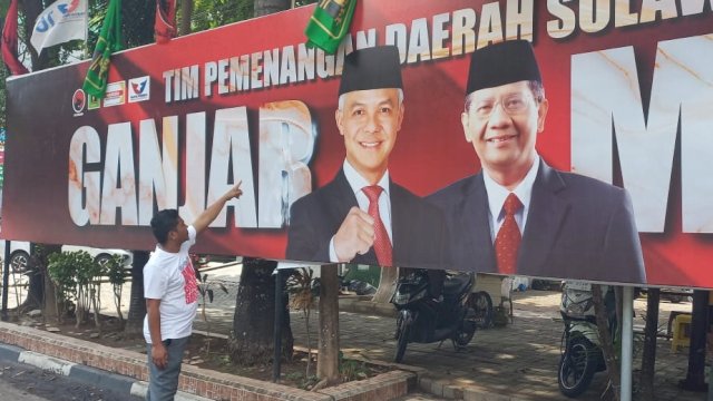 Baliho pasangan capres dan cawapres, Ganjar Pranowo-Mahfud MD yang terpasang di sekretariat Tim Pemenangan Daerah (TPD) Sulsel, Jalan Jenderal Sudirman, Makassar, menjadi sasaran aksi vandalisme. (Foto: Istimewa)