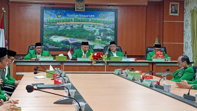 Rektor UMI, Prof Dr Sufirman Rahman bersama jajarannya memberikan keterangan terkait keberhasilan UMI mempertahankan akreditasi institusi unggul di Gedung Menara UMI Makassar, Jl Urip Sumoharjo, Makassar, Rabu (6/12/2023). (Foto: Istimewa)