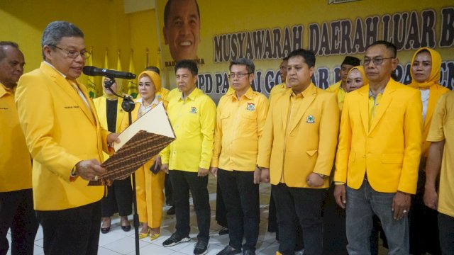 Ketua DPD I Partai Golkar Sulsel, Taufan Pawe (TP) melantik Muh Irpan sebagai ketua DPD II Partai Golkar Kabupaten Enrekang periode 2023-2026, Kamis (7/12/2023). (Foto: Istimewa)