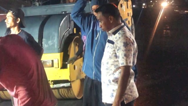 Wakil Ketua DPRD Sulsel, Syaharuddin Alrif memantau proses pengaspalan ruas jalan poros Sidrap-Soppeng belum lama ini. (Foto: Istimewa)