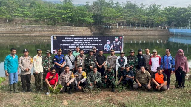 Kegiatan penghijauan yang dilakukan Pemkab Bantaeng, Dandim 1410 Bantaeng bersama Huadi Group di area Cekdam Balang Sikuyu, Kabupaten Bantaeng, Jumat (8/12/2023). (Foto: Istimewa)
