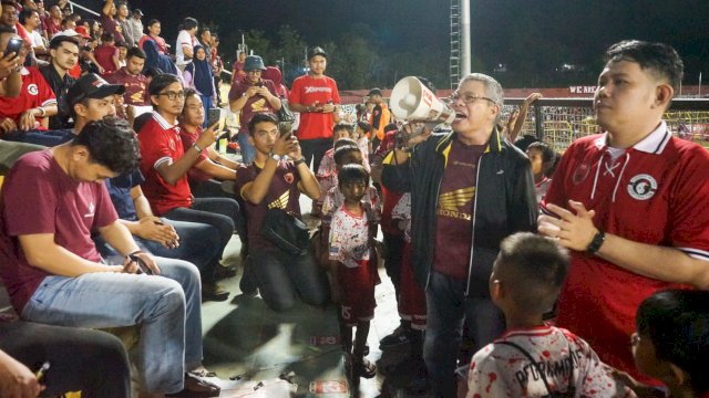 Taufan Pawe saat menyapa suporter PSM Makassar di sela-sela laga melawan Bhayangkara FC di Stadion Gelora Bj Habibie (GBH), Kota Parepare, Jumat (8/12/2023) malam. (Foto: Istimewa)