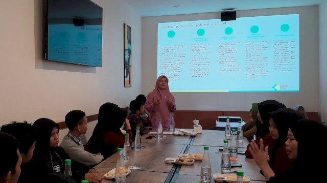 Sejumlah remaja dari Forum Anak Makassar dan remaja disabilitas binaan HWDI Sulsel saat mengikuti Pertemuan bertajuk "Sensitivitas Anggota Forum Anak Makassar dan Media Terkait Penyedia Layanan Kesehatan yang Ramah Bagi Remaja Disabilitas dan Kusta", di Cafe Plasgozz, Jalan Yusuf Daeng Ngawing, Makassar, Sabtu, (09/12/2023). (Dok. Chaerani/Republiknews.co.id)