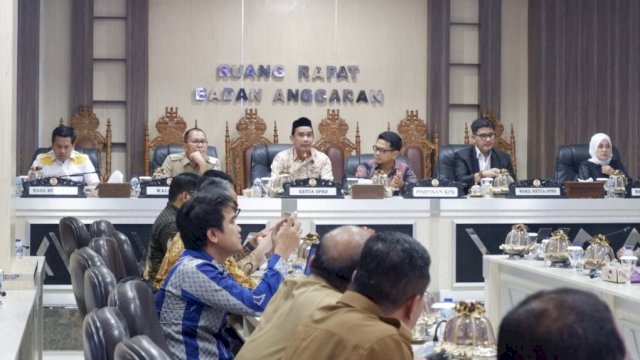 Pimpinan DPRD Makassar bersama jajaran menerima kunjungan Satuan Tugas (Satgas) Koordinasi Supervisi dan Pencegahan (Korsupgah) KPK Wilayah IV, Selasa (14/11/2023). (Foto: Istimewa)