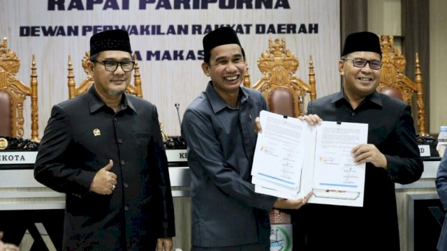 DPRD dan Pemkot Makassar resmi mengesahkan KUA-PPAS APBD Tahun 2024 dalam rapat paripurna yang digelar di Ruang Banggar DPRD Makassar, Selasa (21/11/2023) malam. (Foto: Istimewa)
