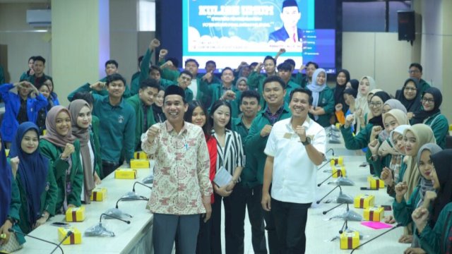 Ketua DPRD Makassar, Rudianto Lallo memotivasi puluhan mahasiswa dari berbagai universitas dalam kuliah umum yang dilaksanakan di Ruang Badan Anggaran DPRD Makassar, Jumat (24/11/2023). (Foto: Istimewa)