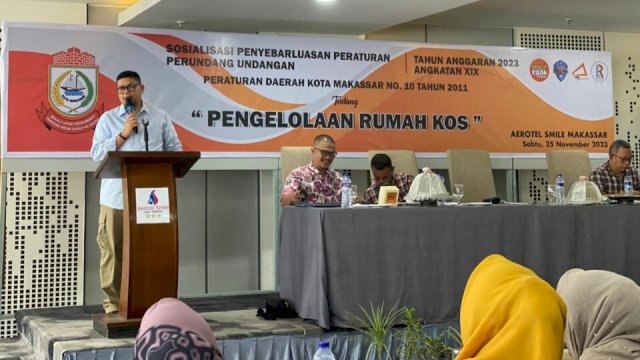 Anggota DPRD Kota Makassar, Andi Pahlevi melaksanakan sosialisasi Perda nomor 10 tahun 2011 tentang Pengelolaan Rumah Kost di Aerotel Smile Makassar, Sabtu (25/11/2023). (Foto: Istimewa)