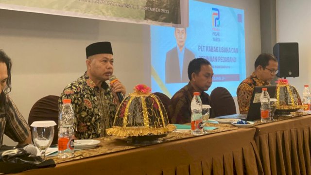 Anggota DPRD Kota Makassar, Abdul Wahid saat melaksanakan sosialisasi Perda nomor 4 tahun 2021 tentang Perusahaan Umum Daerah Pasar Makassar Raya di Hotel MaxOne Makassar, Kamis (7/12/2023). (Foto: Istimewa)