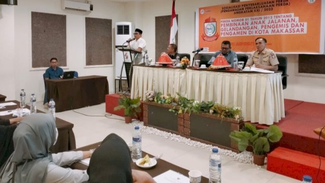 Anggota DPRD Makassar, Muchlis Misbah saat melaksanakan sosialisasi Perda nomor 1 tahun 2012 tentang Pembinaan Anak Jalanan, Gelandangan, Pengemis dan Pengamen di Kota Makassar di Hotel Grand Imawan Makassar, Jumat (8/12/2023). (Foto: Istimewa)