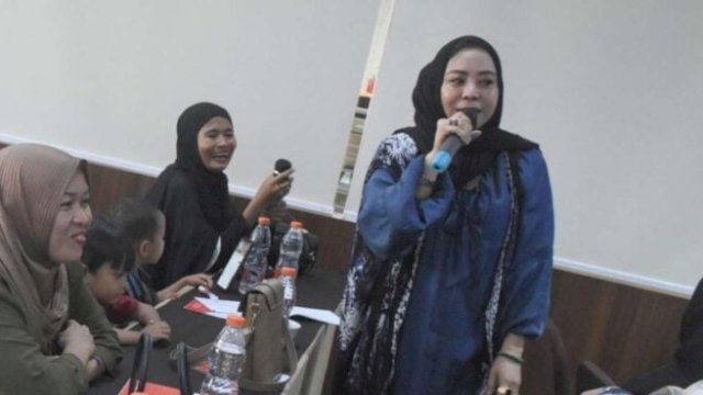 Legislator DPRD Makassar, Nunung Dasniar saat menyosialisasikan Perda nomor 4 tahun 2015 tentang Rencana Tata Ruang Wilayah Kota Makassar di Hotel Grand Maleo, Jumat (1/12/2023). (Foto: Istimewa)