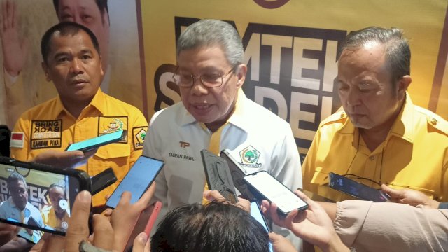 Ketua DPD I Golkar Sulsel, Taufan Pawe saat memberikan keterangan pers di sela-sela Bimtek SIKADEKA yang digelar di Hotel Mercure, Jalan AP Pettarani, Makassar, Minggu (10/12/2023). (Foto: Istimewa)