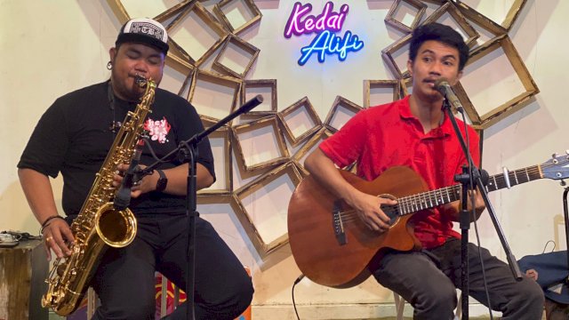 Penyanyi muda asal Kabupaten Jeneponto, Muhammad Alifi saat merilis singel lagu terbarunya di Kedai Alifi, Jalan Sultan Alauddin, Makassar, tepatnya di halaman kantor Dinas Kearsipan dan Perpustakaan Sulsel, Minggu (10/12/2023) malam. (Foto: Istimewa)