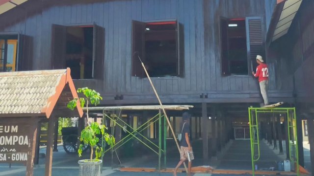 Pengecatan tubuh musuem merupakan salah satu langkah Disparbud Gowa dalam memelihara sarana dan prasarana yang ada di Musuem Balla Lompoa. (Dok. Disparbud Gowa)