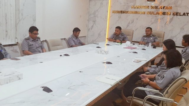 Rapat Bersama Jajaran Bidang Hukum dan Bidang Humas Kanwil Kemenkumham Sulsel, di Ruang Rapat Kakanwil, Senin, (11/12/2023). 