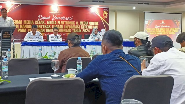 KPU Kabupaten Gowa menggelar rakor penyebarluasan informasi kepemiluan bersama kalangan media massa di Hotel Aryaduta, Jalan Somba Opu, Makassar, Senin (11/12/2023). (Foto: Istimewa)