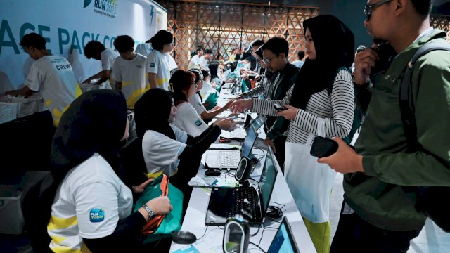 Sejumlah pecinta lari saat melakukan pendaftaran PLN Electric Run 2023, kemarin. (Dok. Humas PLN UIP Sulawesi)