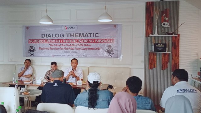 Komisioner Bawaslu Kabupaten Gowa Juanto Avon saat menjadi narasumber pada Dialog Tematik bertajuk "Meritrokasi dan Pendidikan Politik Dalam Mendorong Netralitas dan Anti Politik Uang Jelang Pemilu 2024", di Kafe Uloy, Jalan Yusuf Bauty, Rabu, (13/12/2023). 