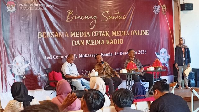 KPU Sulawesi Selatan menggelar kegiatan bincang santai bersama media cetak, media online dan media radio di Red Corner Cafe, Jalan Yusuf Dg Ngawing, Makassar, Kamis (14/12/2023). (Foto: Istimewa)