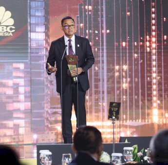 Dirut PLN Darmawan Prasodjo Berturut-turut Jadi CEO of The Year di CNBC Indonesia Awards