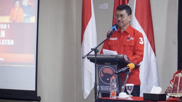 Ketua DPD PDIP Sulsel, Andi Ridwan Wittiri saat memberikan sambutan dalam Rakorwil I yang digelar di Hotel Asyra, Jalan Maipa, Makassar, Jumat (15/12/2023). (Foto: Istimewa)