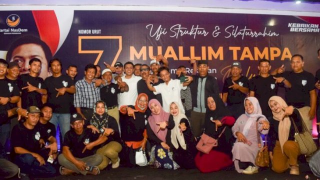 Foto bersama Muallim Tampa dengan warga di Bulukumba, Minggu (17/12/2023).