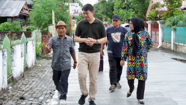 Ketua Fraksi Partai Gerindra DPRD Kota Makassar, Eric Horas saat melakukan kundapil di Jalan Cokonuri, Kelurahan Gunung Sari, Kecamatan Rappocini, Makassar, Minggu (17/12/2023). (Foto: Istimewa)