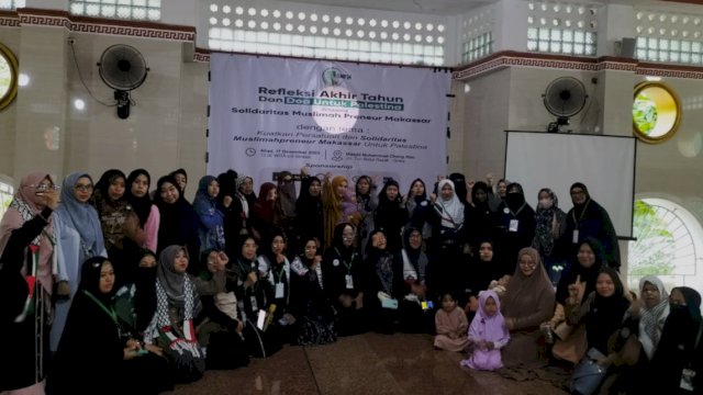 Solidaritas Muslimah Preneur Makassar (SMPM) melaksanakan doa bersama untuk Palestina pada kegiatan Refleksi Akhir Tahun dan Doa untuk Palestina, di Mesjid Cheng Hong, Jalan Tun Abd Razak, kemarin. (Dok. Istimewa)