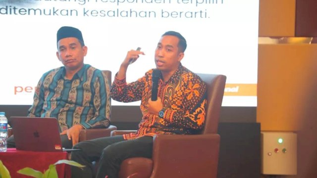 Peneliti CRC, Andi Wahyudin saat memaparkan hasil survei persepsi masyarakat terhadap kinerja anggota DPRD Makassar dalam diskusi publik yang digelar sekretariat DPRD Makassar di Aston Makassar Hotel, Jalan Sultan Hasanuddin, Senin (18/12/2023). (Foto: Istimewa)