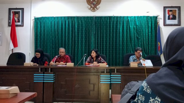 Kepala Diskominfo-SP Kabupaten Gowa Arifuddin Saeni (kedua kiri), didampingi Kepala Bidang Komunikasi Publik Dhyni Widyaswari Dwiputri, saat memberikan sambutan di sela-sela studi tiru di Kantor Diskominfo Provinsi DI Yogyakarta, Kamis, (21/12/2023). (Dok. Chaerani/Republiknews.co.id)