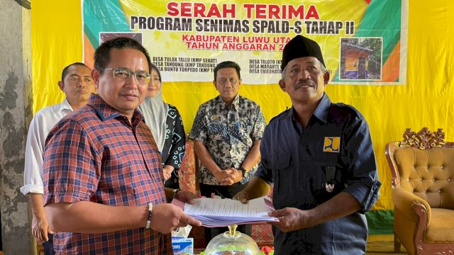 Anggota Komisi V DPR RI, Muhammad Fauzi saat serah terima program Sanimas SPALD-S tahap II di Desa Tulak Tallu, Kecamatan Sabbang, Luwu Utara, Kamis (21/12/2023). (Foto: Istimewa)