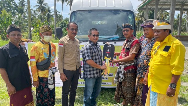 PHDI Luwu Utara menerima satu unit bus operasional dari program aspirasi Anggota Komisi V DPR RI Fraksi Golkar, Muhammad Fauzi di Kecamatan Sukamaju, Luwu Utara, Jumat (22/12/2023). (Foto: Istimewa)