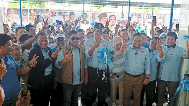 Suasana peresmian posko TKD Prabowo Subianto-Gibran Rakabuming Sulawesi Selatan yang terletak di Jl AP Pettarani, Makassar, Minggu (24/12/2023). (Foto: Istimewa)