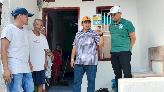 Anggota Komisi V DPR RI Fraksi Golkar, Muhammad Fauzi saat meninjau langsung lokasi program BSPS atau bedah rumah di Palopo, Minggu (24/12/2023). (Foto: Istimewa)