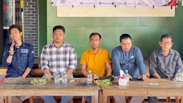 KPU Soppeng menggelar sosialisasi dan pendidikan pemilih pada segmen pemilih muda dalam bentuk Ngopi "Ngobrol Pemilu" di Warkop Prima, Watansoppeng, Sabtu (23/12/2023). (Foto: Istimewa)