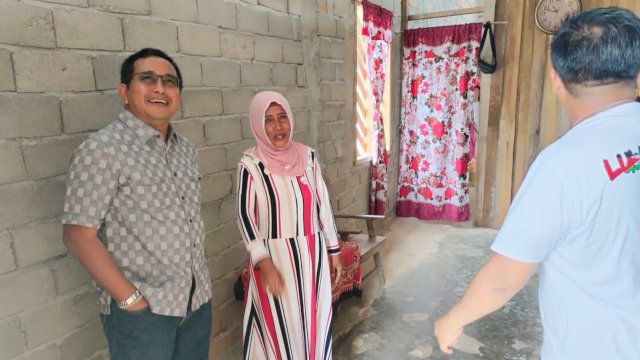 Anggota Komisi V DPR RI Fraksi Golkar, Muhammad Fauzi saat meninjau program bedah rumah di Desa Baloli, Kecamatan Masamba, Luwu Utara, Senin (25/12/2023). (Foto: Istimewa)