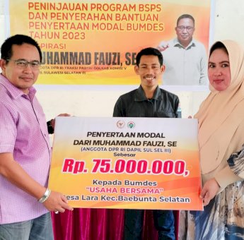 Sambangi Desa Lara di Lutra, Anggota DPR RI Muhammad Fauzi Serahkan Bantuan Modal BUMDES 2023
