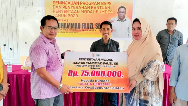 Anggota Komisi V DPR RI Fraksi Golkar, Muhammad Fauzi menyerahkan bantuan penyertaan modal BUMDES 2023 ke pemerintah Desa Lara, Kecamatan Baebunta Selatan, Luwu Utara, Selasa (26/12/2023). (Foto: Istimewa)