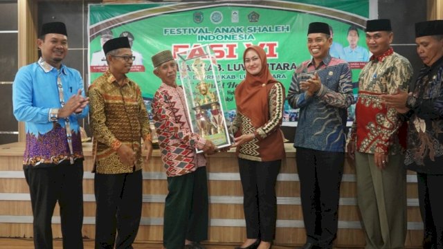 Bupati Luwu Utara Indah Putri Indriani menyerahkan piala bergilir Festival Anak Saleh Luwu Utara.