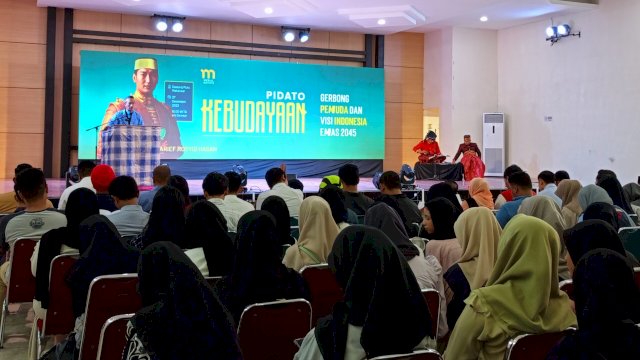 Arief Rosyid Hasan saatmenyampaikan Pidato Kebudayaan "Gerbong Pemuda dan Visi Indonesia Emas 2045", di Gedung Mulo Makassar, Rabu, (27/12/2023). (Dok. Chaerani/Republiknews.co.id)