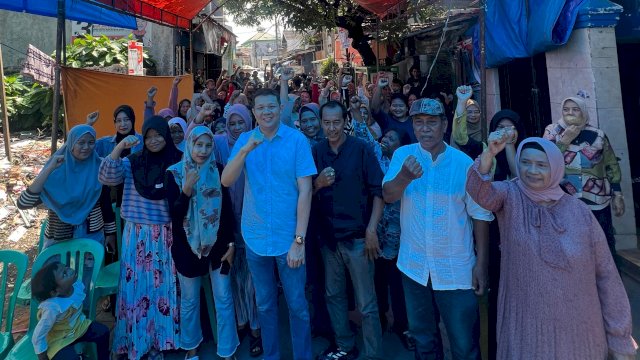 Anggota DPRD Sulawesi Selatan, Edward Wijaya Horas saat melaksanakan kegiatan pengawasan APBD Sulsel di Jalan Rajawali, Kelurahan Lette, Kecamatan Mariso, Makassar, Minggu (24/12/2023). (Foto: Istimewa)
