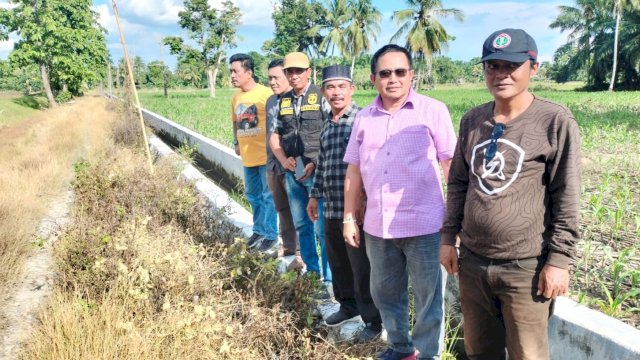 Anggota Komisi V DPR RI, Muhammad Fauzi saat meninjau drainase persawahan dari program P3-TGAI di Desa Kalitata, Kecamatan Malangke Barat, Luwu Utara, Selasa (26/12/2023). (Foto: Istimewa)