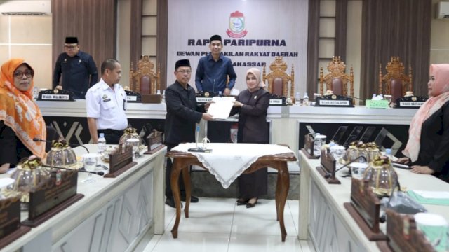 DPRD Makassar resmi mengesahkan 4 ranperda sekaligus dalam rapat paripurna yang digelar pada Rabu (27/12/2023). (Foto: Istimewa)