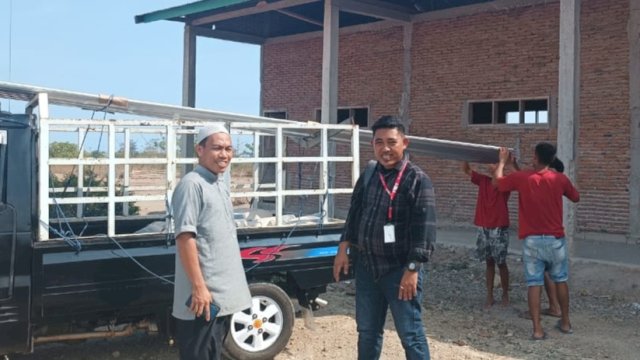 Huadi Group menyalurkan bantuan untuk pembangunan Pondok Pesantren Al-Hasan Bonto Manai dan pembangunan asrama Pondok Pesantren Al-Mansyur Biangloe, Bantaeng, Rabu (27/12/2023). (Foto: Istimewa)