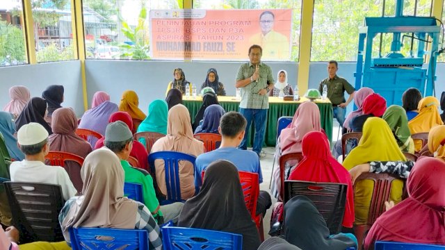 Anggota Komisi V DPR RI, Muhammad Fauzi saat meninjau bangunan TPS3R di Desa Patila, Kecamatan Bone-Bone, Luwu Utara, Kamis (28/12/2023). (Foto: Istimewa)