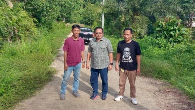 Anggota Komisi V DPR RI Fraksi Golkar, Muhammad Fauzi saat meninjau betonisasi jalan menuju wilayah Transmigrasi UPT Bantimurung di Desa Bantimurung, Kecamatan Bone-bone, Luwu Utara, Kamis (28/12/2023). (Foto: Istimewa)