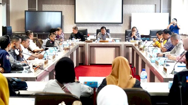 Rapat dengar pendapat Komisi E DPRD Sulsel bersama tenaga pendidikan non ASN di Kantor DPRD Sulsel, Jumat (29/12/2023). (Foto: Istimewa)
